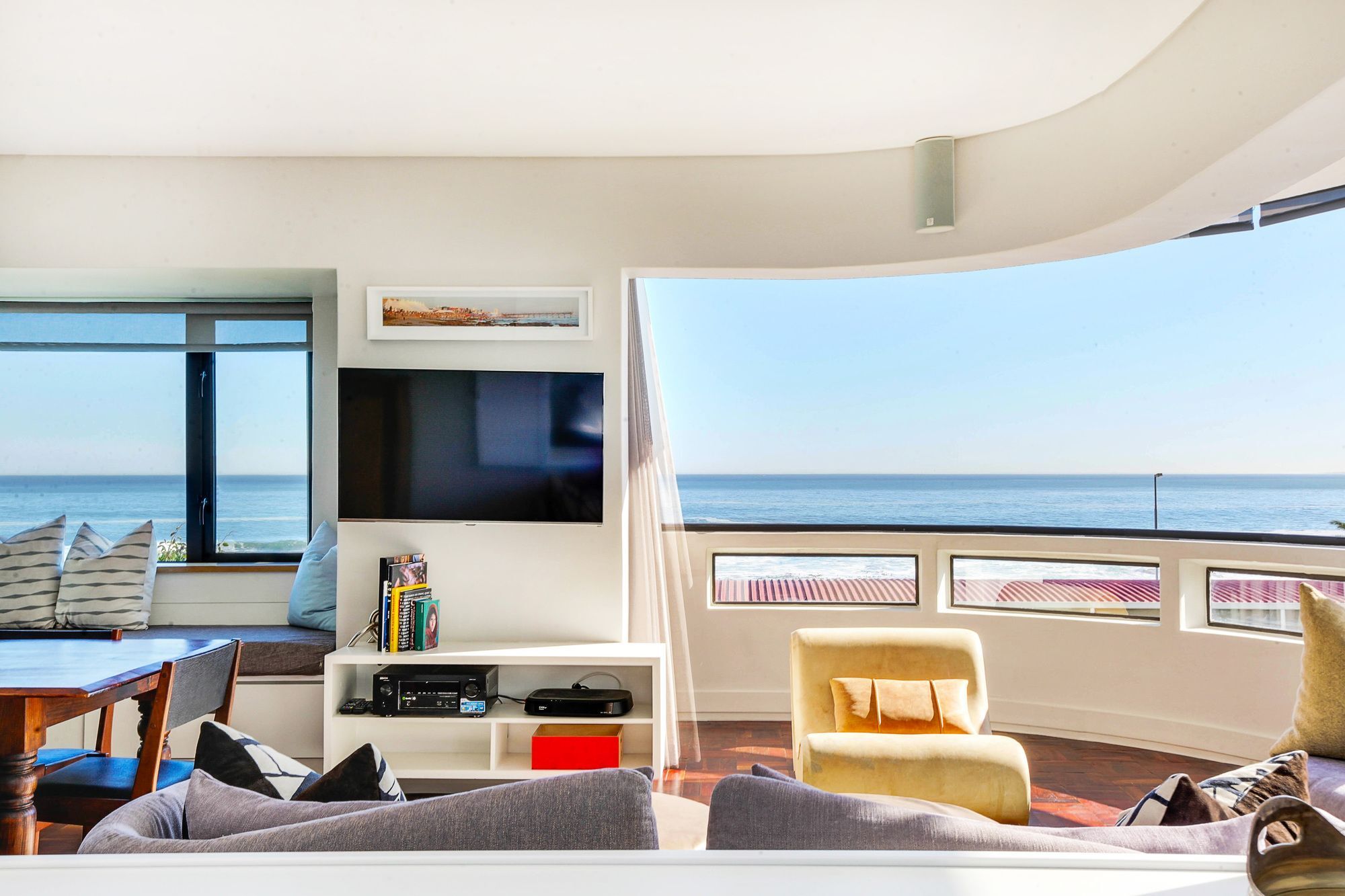 Backup Powered Sea View Apartment On The Promenade Cape Town Bagian luar foto