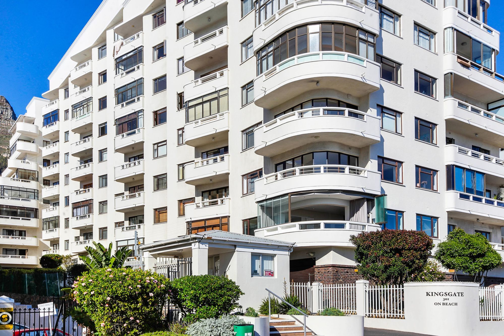 Backup Powered Sea View Apartment On The Promenade Cape Town Bagian luar foto